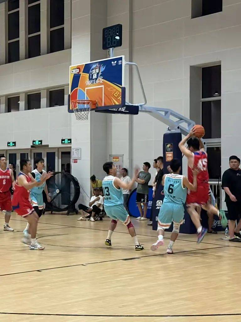 开云体育在线-V5险胜TL，Clid关键团战开团秒人激烈交锋四强赛，点燃全场激情